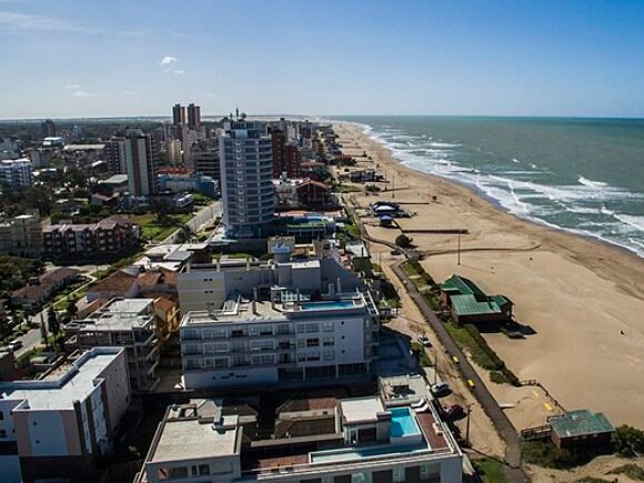 640px-Villa_Gesell_-_panoramio_-_VANT_Vistas_Aereas_5_cropped.jpg